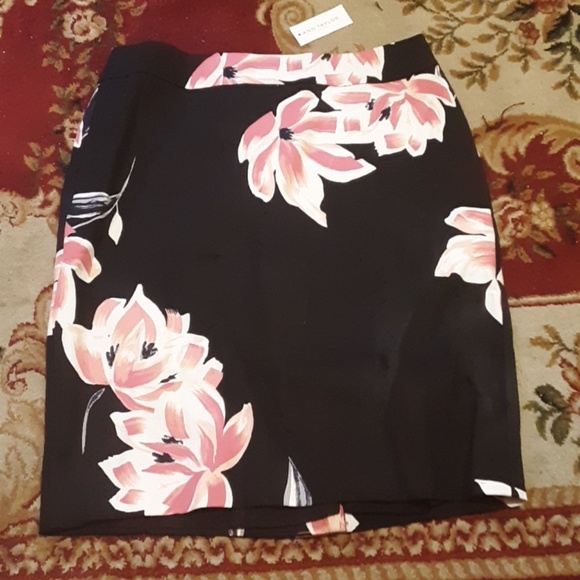 Black and pink floral skirt - Picture 1 of 1